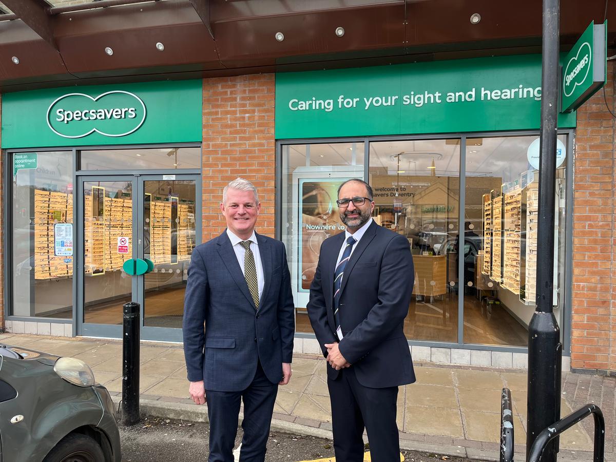 Abgeordneter besucht Specsavers in Daventry, um sich über die ...