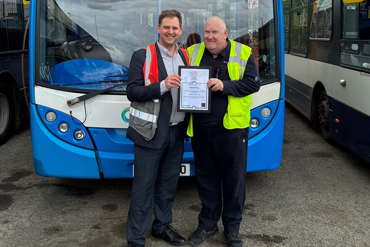 Busfahrer eines Daventryer Busunternehmens für seinen Einsatz in einem ...