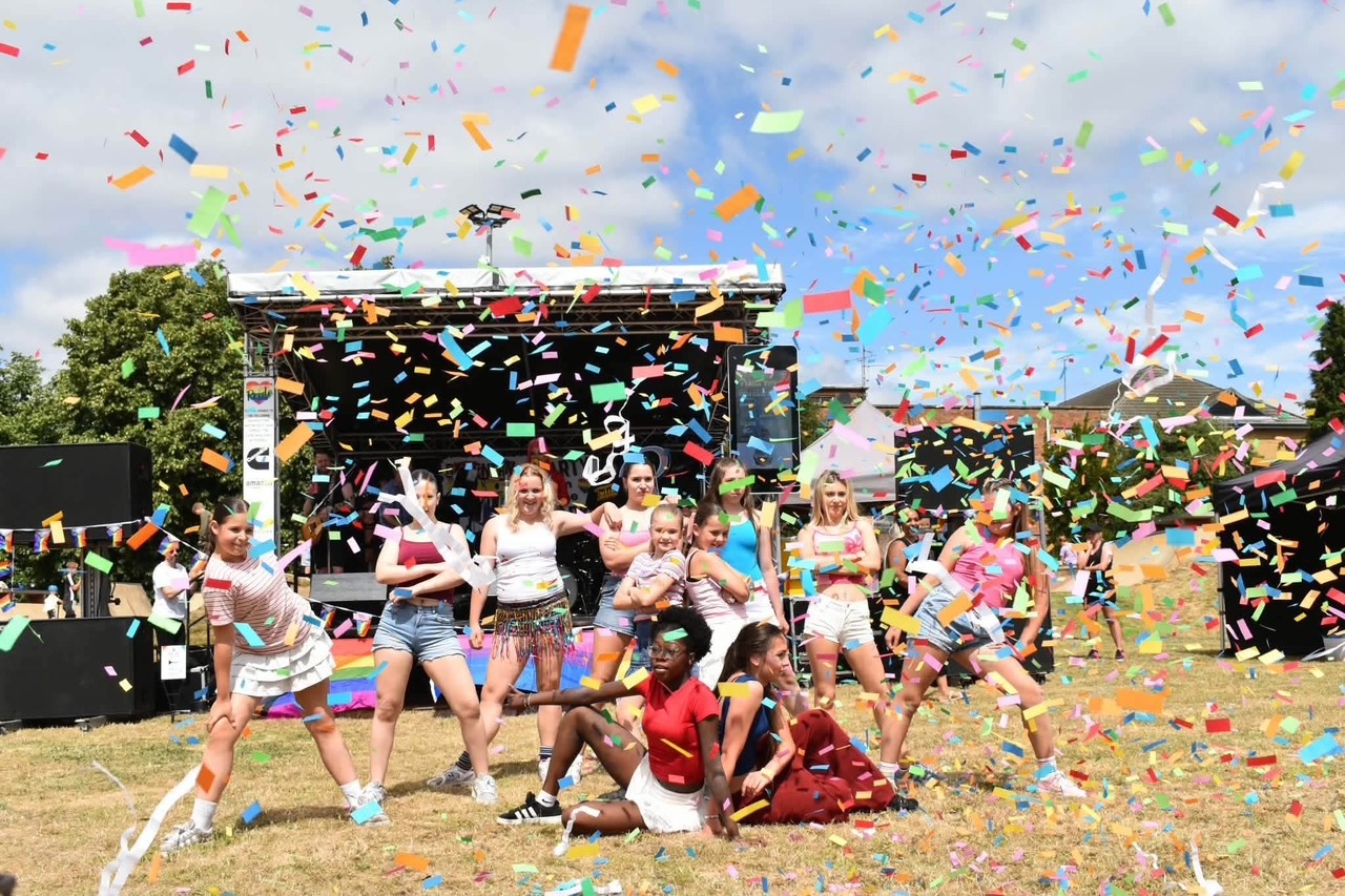 Die Daventry Pride Party im Park bringt die Gemeinde zusammen