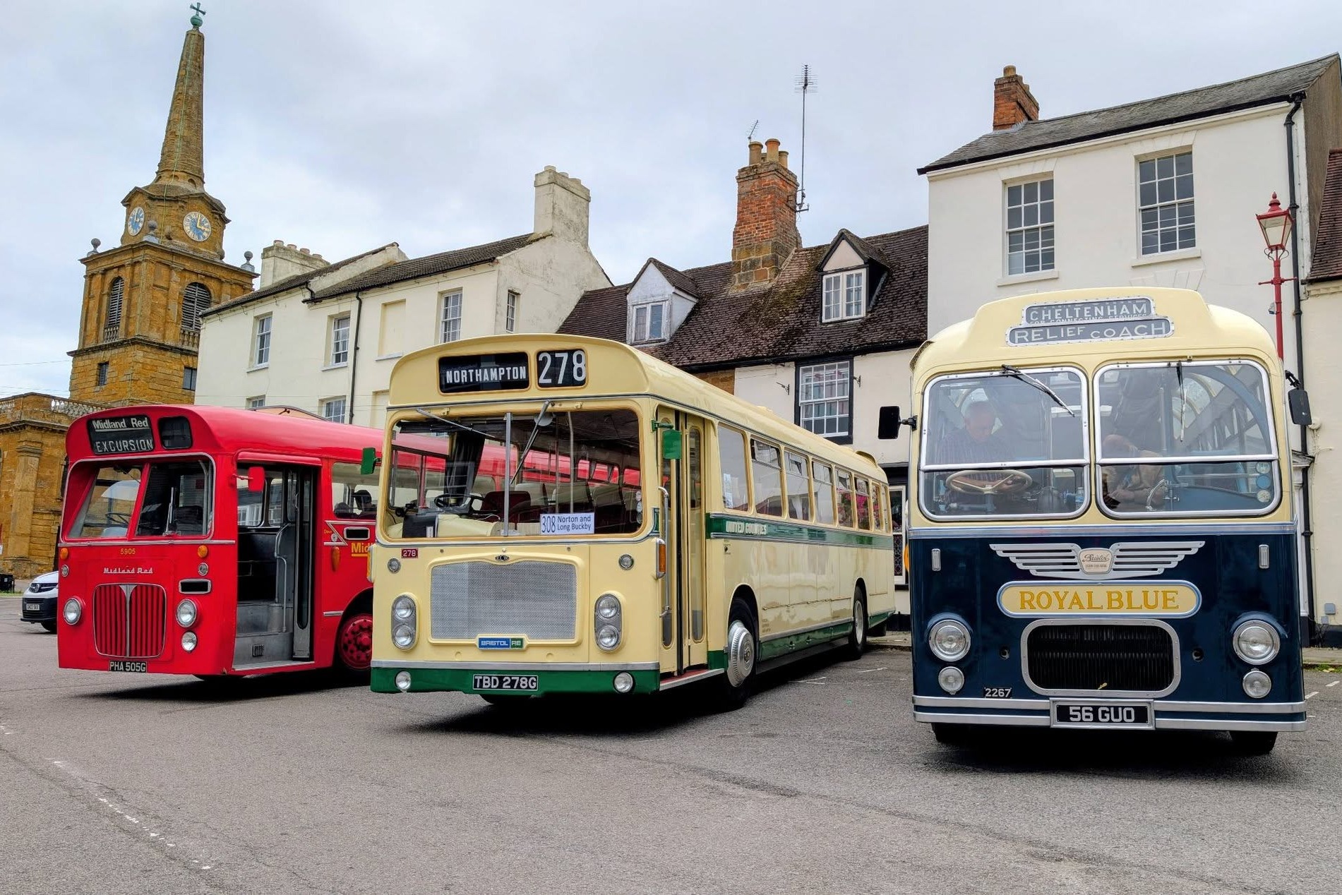 Historische Busfahrten begeistern Daventry