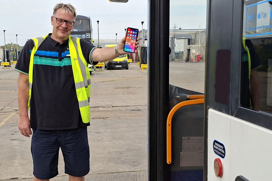 Sichtbar sein - | Daventry Busfahrgäste werden gebeten, ihre Handydisplays ...