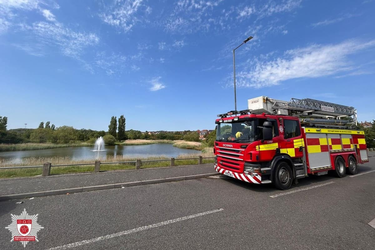 Feuerwehren patrouillieren an Seen und Flüssen in Northamptonshire und ...