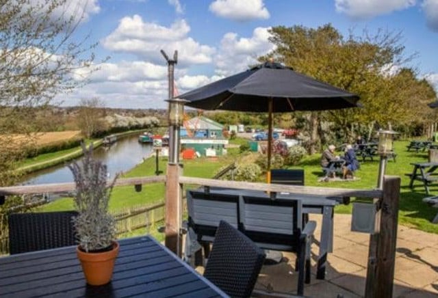 The Weedon Bec pub has ample space in its garden for customers to enjoy the sunshine. It is also situated next to the water so the views are sublime.