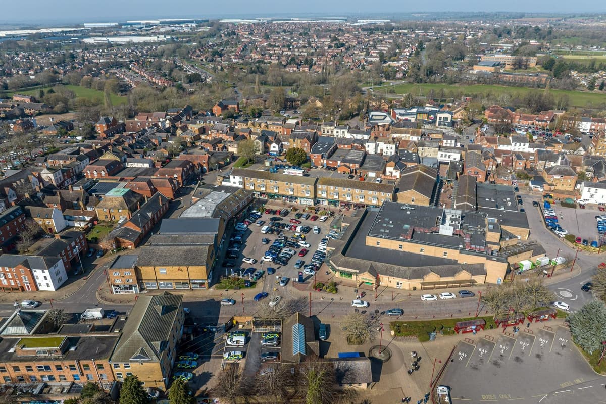 Wohltätigkeitsladen und Wettbüro in Einkaufszentrum in Northamptonshire ...