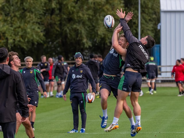 Fin Smith competing for the ball