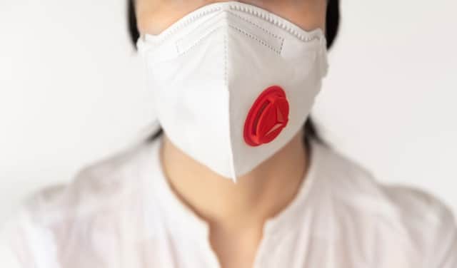 Many people who don’t like face masks have opted for plastic face shields or masks with valves, making it easier to breathe (Photo: Shutterstock)