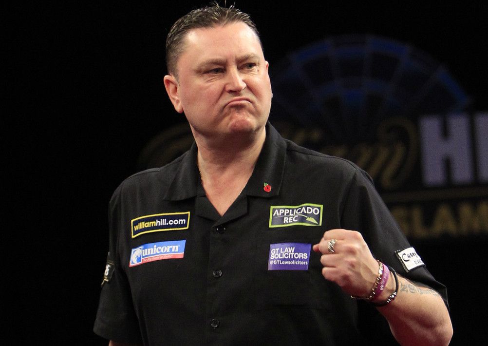 Daventry s Kevin Painter eases into second round of World Darts Championship