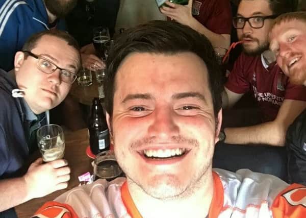 Images of a Tim who stayed behind on his own to applaud his team's rivals being crowned champions have gone viral after being heralded the "ultimate sporting gesture." NNL-160405-151646001