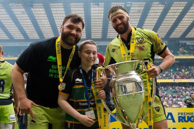 Wood with Alex Corbisiero and Premiership final mascot Luis Ghaut