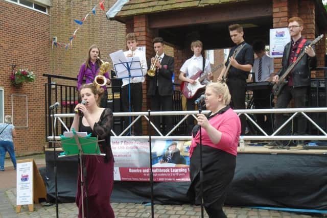 DSLV students perform in Sheaf Street