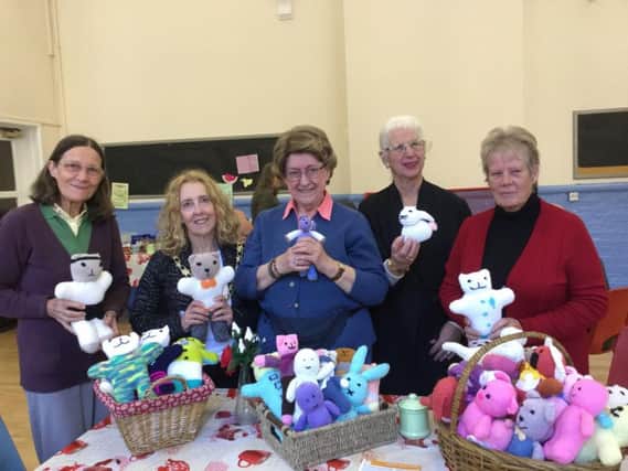 Left to right: Valerie Taylor OBE, Daventry Mayor Cllr Lynne Taylor, Pam
Smith, Annie Haynes (organiser and volunteer at bric-a-brac sale) and chief knitter Daphne Bowhill.